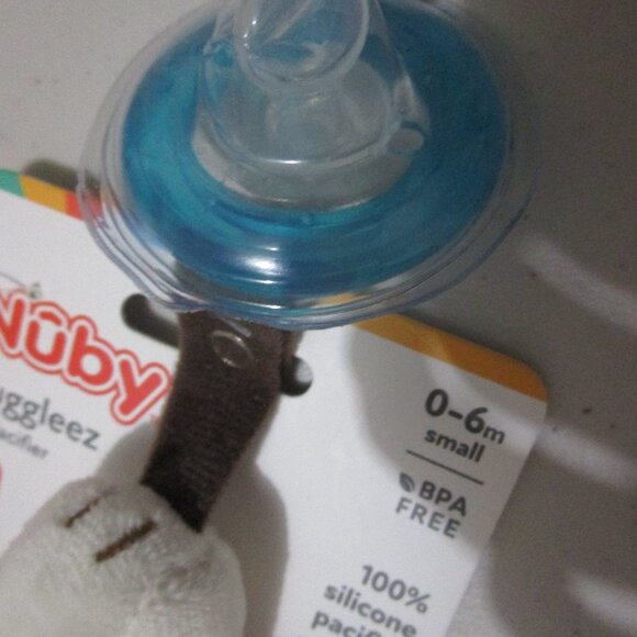 NWT Nuby Snuggleez with Cherry Pacifier holder stuffed Giraffe 0-6 Months - Picture 9 of 12